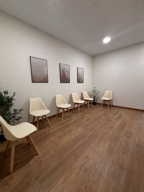 Ananda Salut, centro de salud en Esplugues de Llobregat: recepción y entrada.