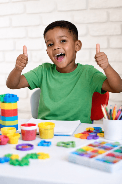 Niño utilizando apoyos SAAC en sesión de logopedia en Esplugues