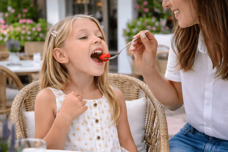 Niña alimentándose con apoyo en la fase oral, alimentación y deglución