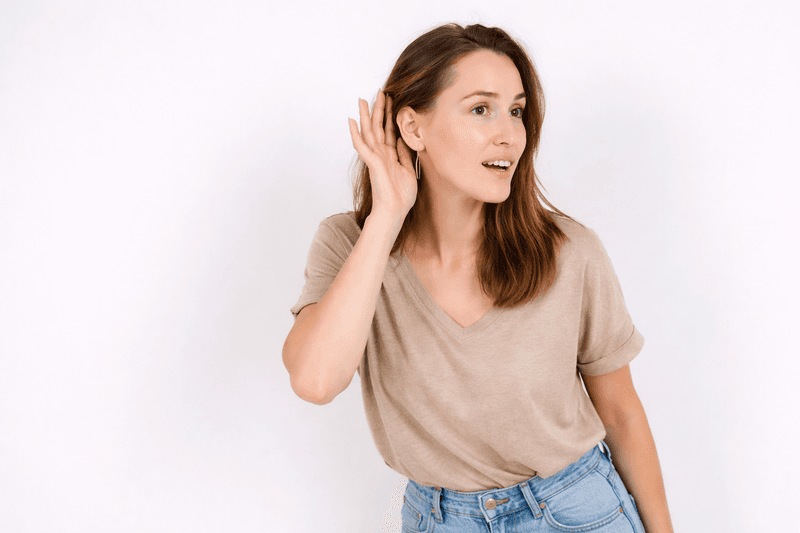 Persona escuchando con atención, audición y lenguaje en logopedia en Esplugues