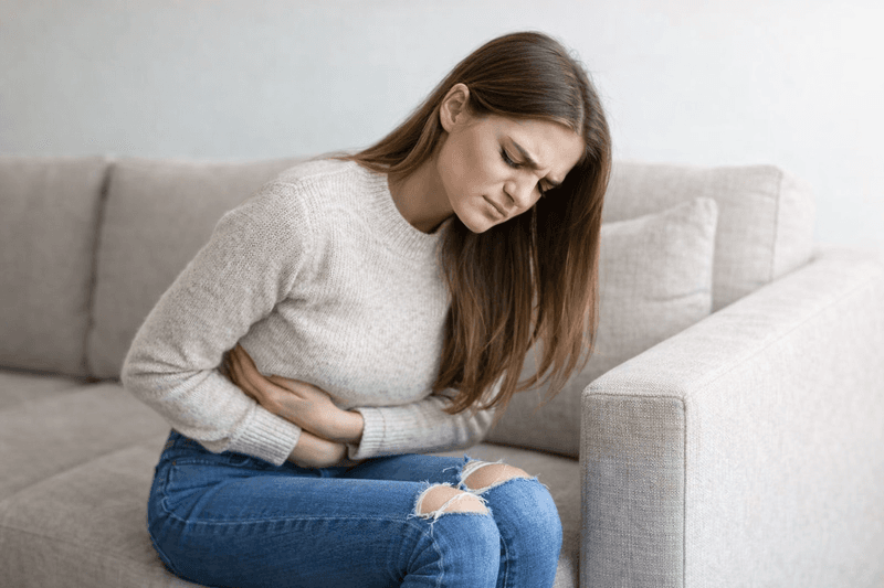 Mujer con molestias abdominales en consulta de nutrición para colon irritable en Esplugues