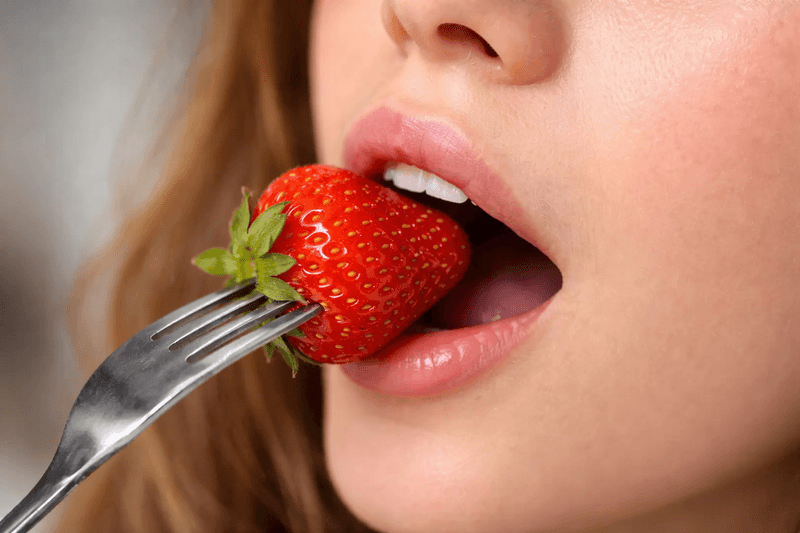 Mordisco de fresa en fase oral, ingesta y deglución segura en contexto clínico